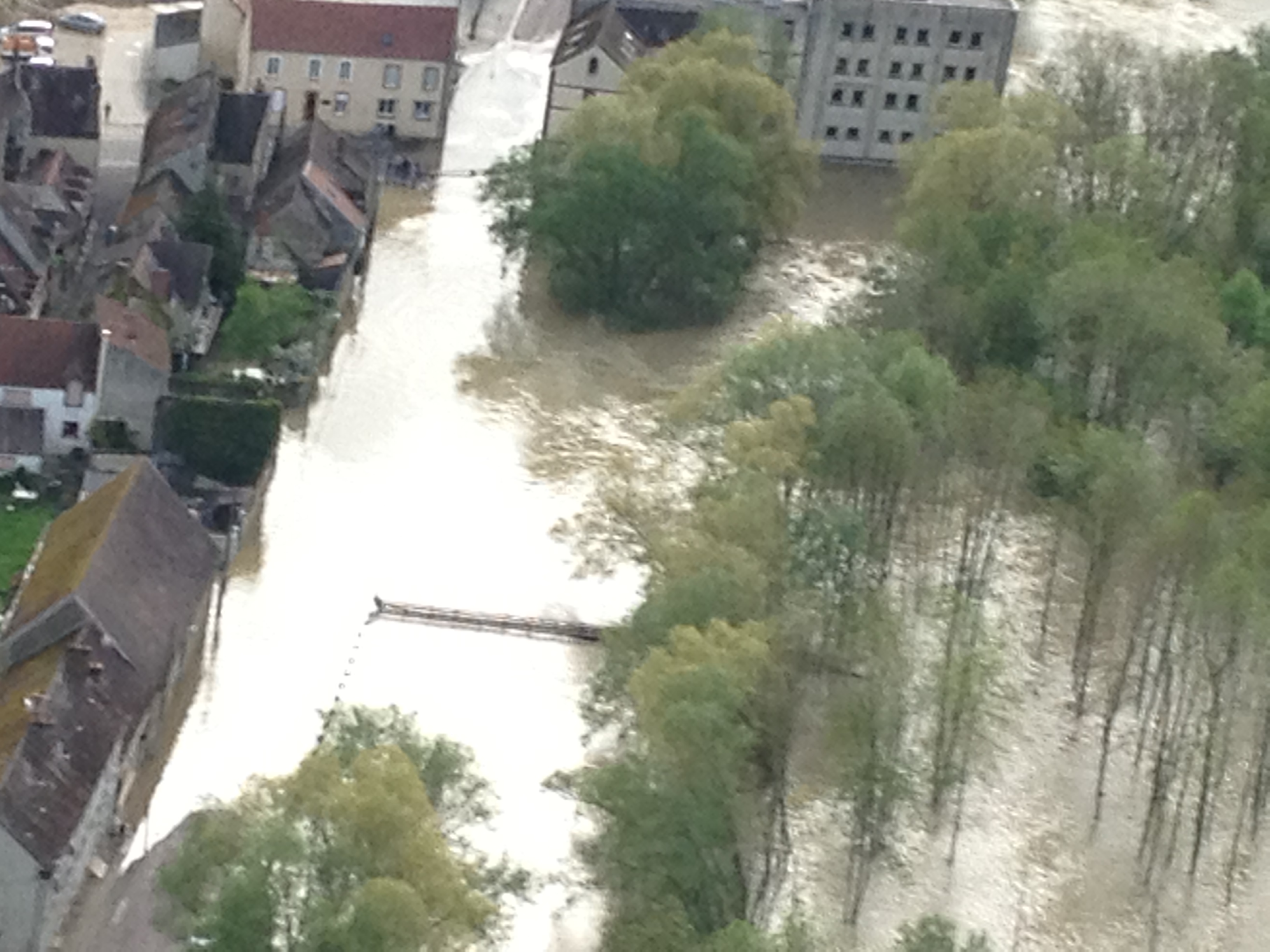 Crue de l'Armançon, en mai 2013, à Brienon sur Armançon, quai d'Auxerre, dans l'Yonne